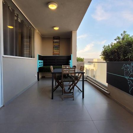 شقة Stylish - Modern - Large Terrace - 2 Bed - 200 M From Sea - Fully Air Con خليج سانت بول المظهر الخارجي الصورة