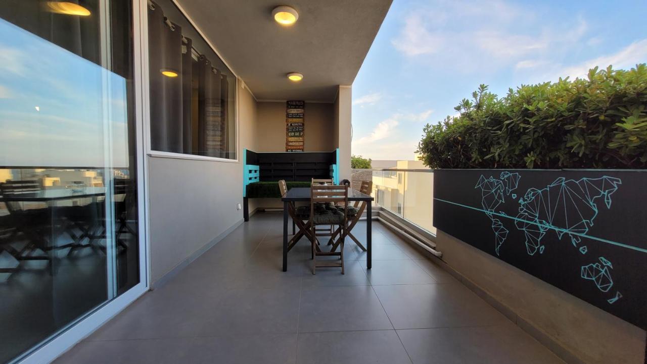 شقة Stylish - Modern - Large Terrace - 2 Bed - 200 M From Sea - Fully Air Con خليج سانت بول المظهر الخارجي الصورة