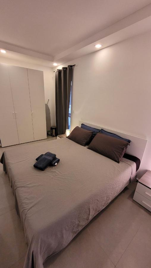 شقة Stylish - Modern - Large Terrace - 2 Bed - 200 M From Sea - Fully Air Con خليج سانت بول المظهر الخارجي الصورة