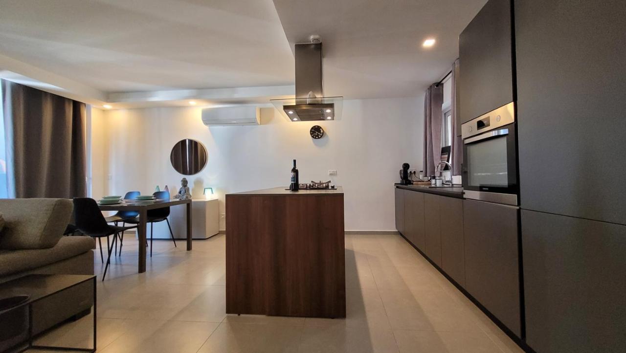 شقة Stylish - Modern - Large Terrace - 2 Bed - 200 M From Sea - Fully Air Con خليج سانت بول المظهر الخارجي الصورة