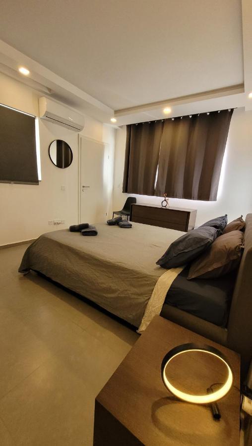 شقة Stylish - Modern - Large Terrace - 2 Bed - 200 M From Sea - Fully Air Con خليج سانت بول المظهر الخارجي الصورة