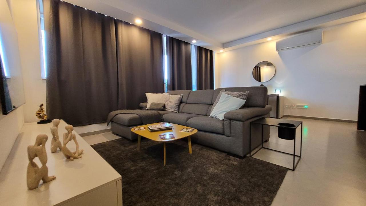 شقة Stylish - Modern - Large Terrace - 2 Bed - 200 M From Sea - Fully Air Con خليج سانت بول المظهر الخارجي الصورة