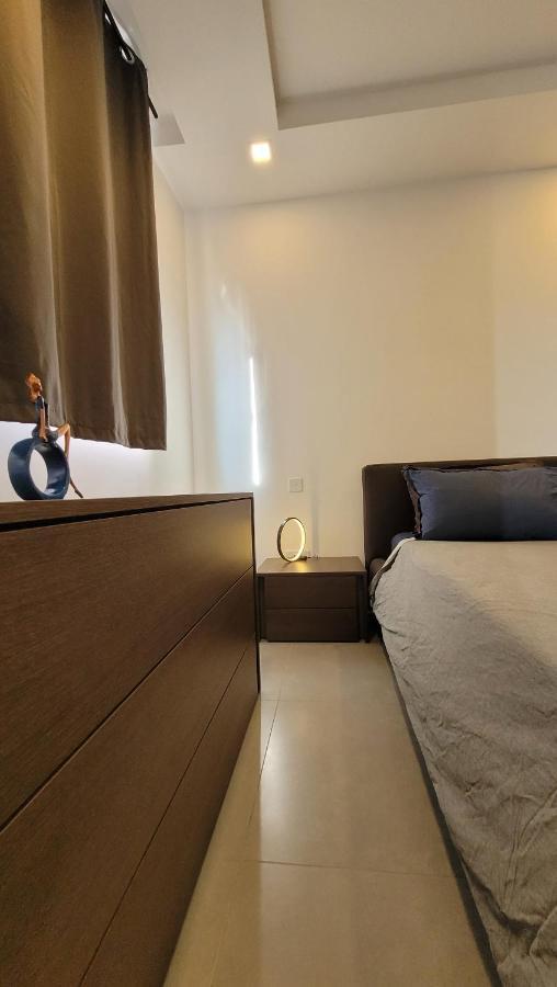 شقة Stylish - Modern - Large Terrace - 2 Bed - 200 M From Sea - Fully Air Con خليج سانت بول المظهر الخارجي الصورة