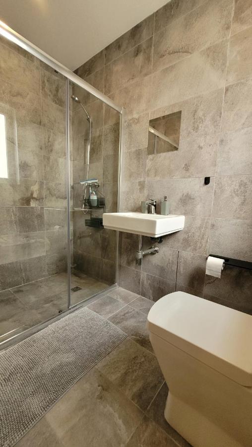شقة Stylish - Modern - Large Terrace - 2 Bed - 200 M From Sea - Fully Air Con خليج سانت بول المظهر الخارجي الصورة