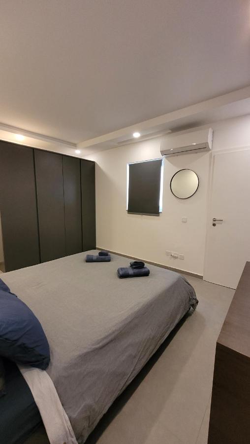 شقة Stylish - Modern - Large Terrace - 2 Bed - 200 M From Sea - Fully Air Con خليج سانت بول المظهر الخارجي الصورة