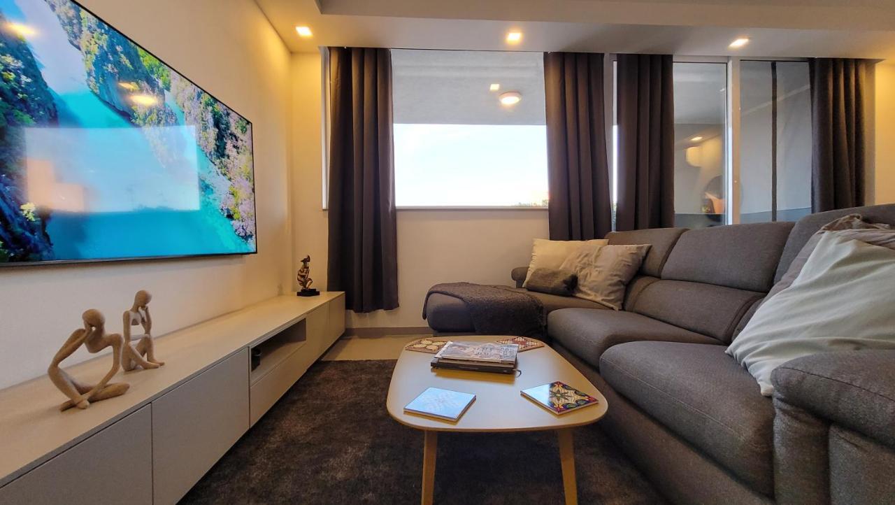 شقة Stylish - Modern - Large Terrace - 2 Bed - 200 M From Sea - Fully Air Con خليج سانت بول المظهر الخارجي الصورة