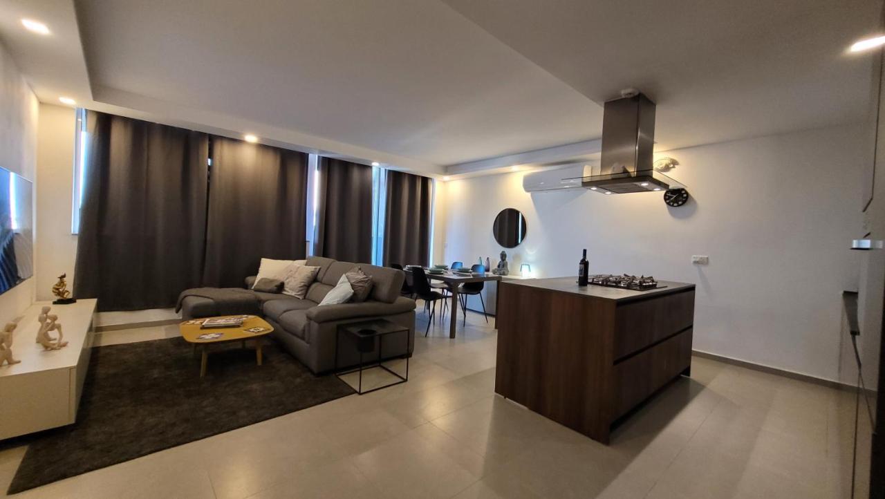 شقة Stylish - Modern - Large Terrace - 2 Bed - 200 M From Sea - Fully Air Con خليج سانت بول المظهر الخارجي الصورة