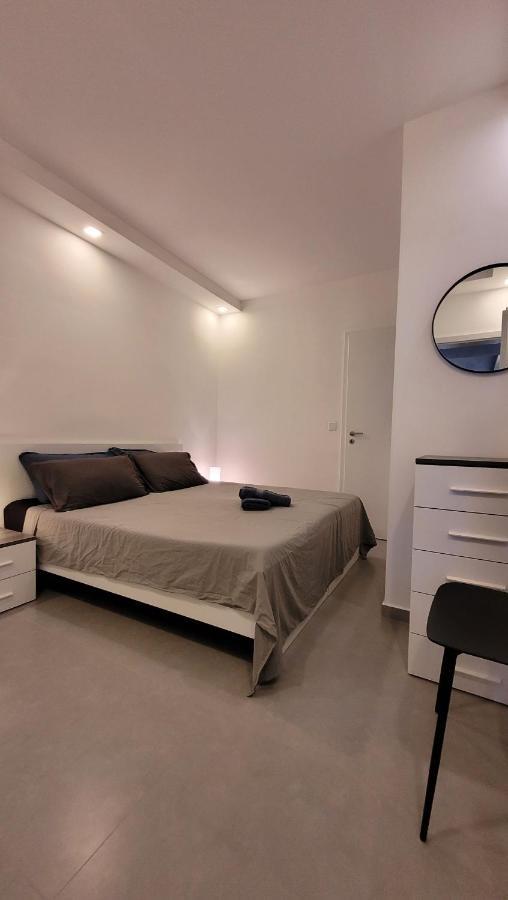 شقة Stylish - Modern - Large Terrace - 2 Bed - 200 M From Sea - Fully Air Con خليج سانت بول المظهر الخارجي الصورة