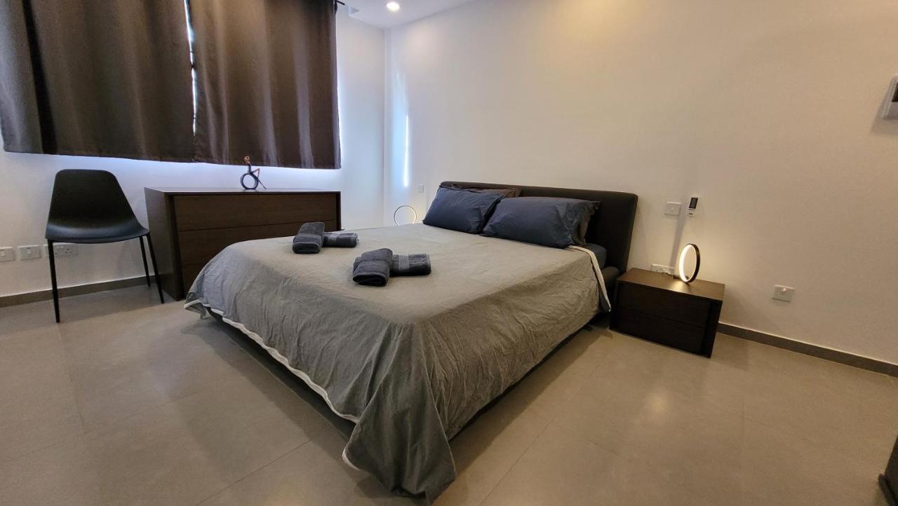 شقة Stylish - Modern - Large Terrace - 2 Bed - 200 M From Sea - Fully Air Con خليج سانت بول المظهر الخارجي الصورة