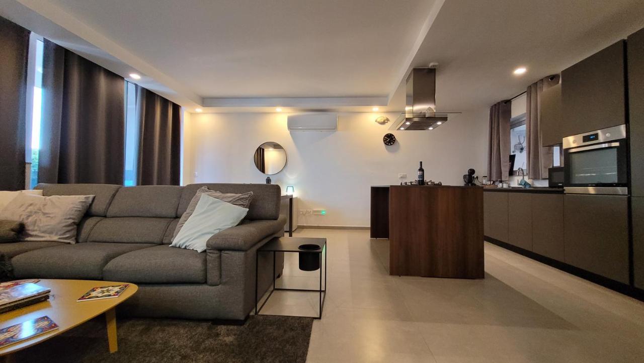 شقة Stylish - Modern - Large Terrace - 2 Bed - 200 M From Sea - Fully Air Con خليج سانت بول المظهر الخارجي الصورة